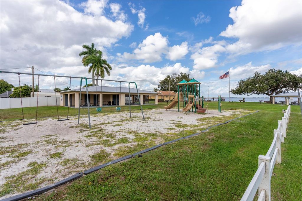 Image 20 of property listing at 308 W WATERWAY AVENUE NW, Lake Placid, FL 33852