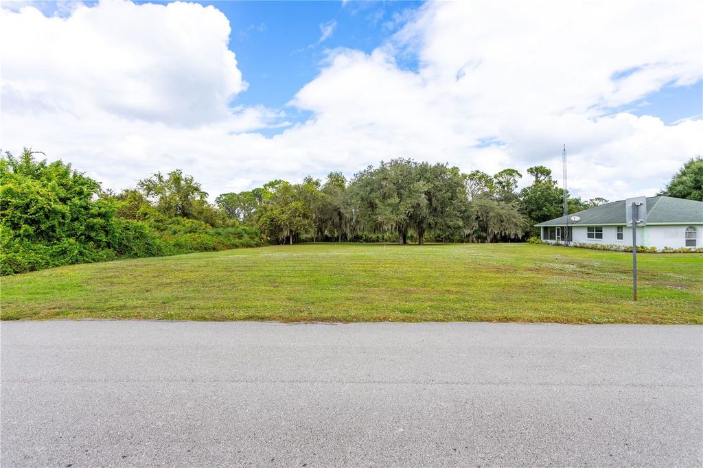 Image 3 of property listing at 308 W WATERWAY AVENUE NW, Lake Placid, FL 33852