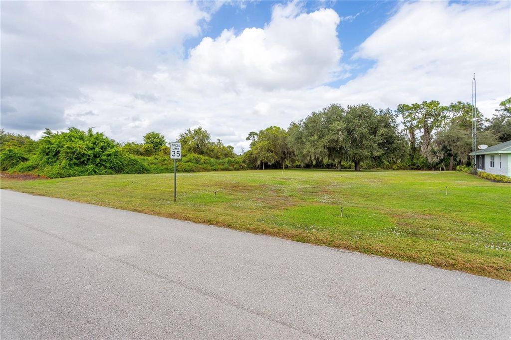 Image 4 of property listing at 308 W WATERWAY AVENUE NW, Lake Placid, FL 33852