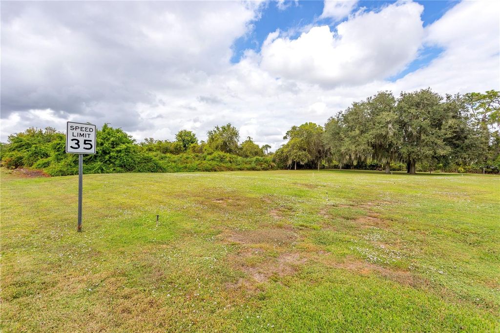 Image 5 of property listing at 308 W WATERWAY AVENUE NW, Lake Placid, FL 33852