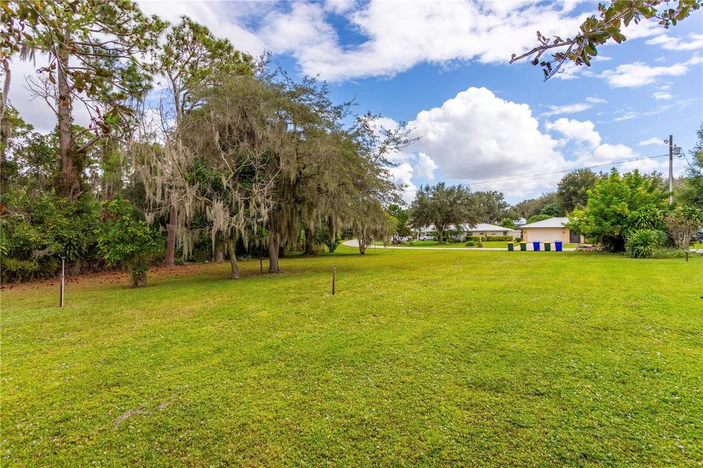 Image 7 of property listing at 308 W WATERWAY AVENUE NW, Lake Placid, FL 33852