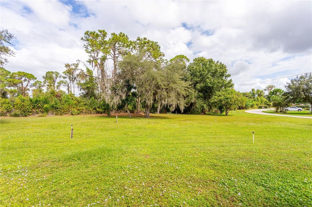 Image 8 of property listing at 308 W WATERWAY AVENUE NW, Lake Placid, FL 33852