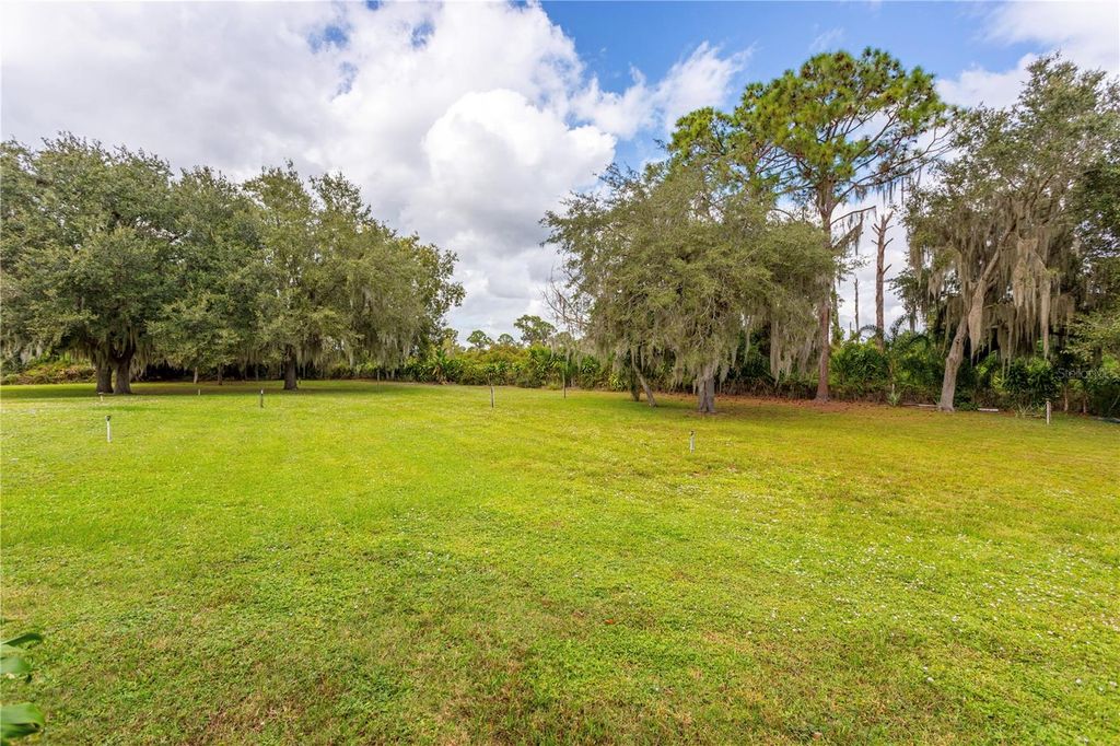 Image 9 of property listing at 308 W WATERWAY AVENUE NW, Lake Placid, FL 33852