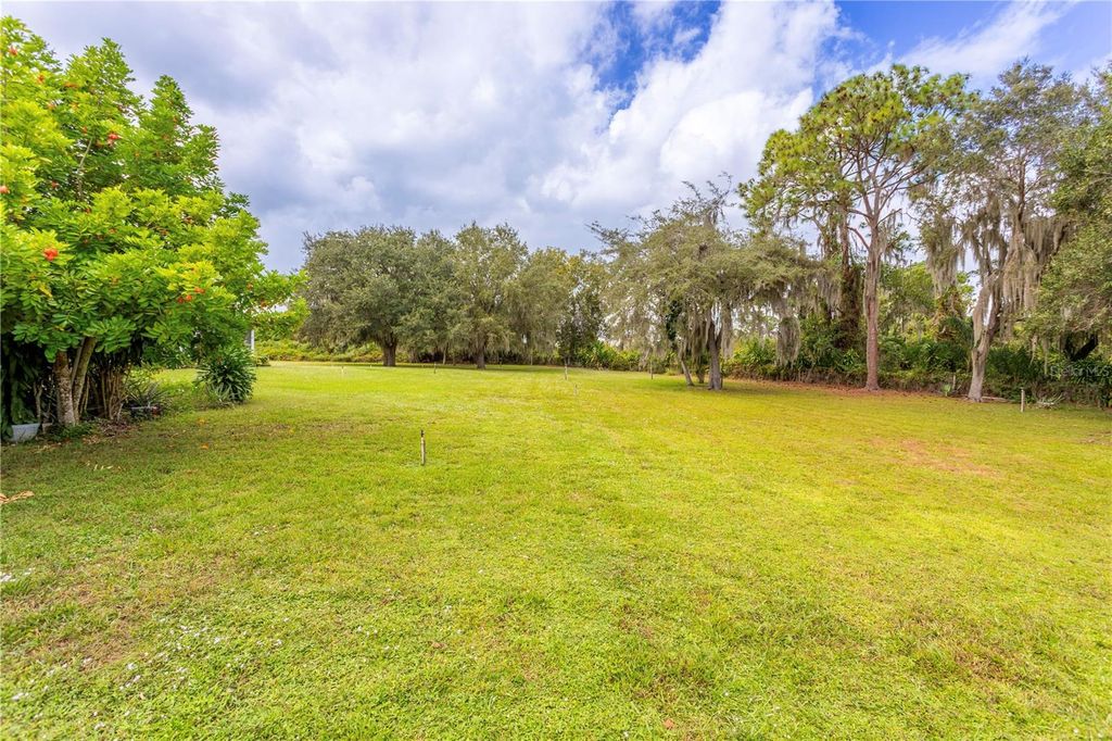 Image 10 of property listing at 308 W WATERWAY AVENUE NW, Lake Placid, FL 33852