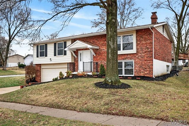 899 Oklahoma Avenue, Ballwin, MO 63021