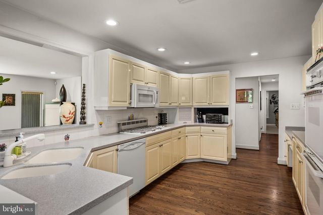 1 BRADDOCKS MILL CT, Medford, NJ 08055