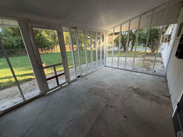 3100 SW 31st St, Topeka, KS 66614