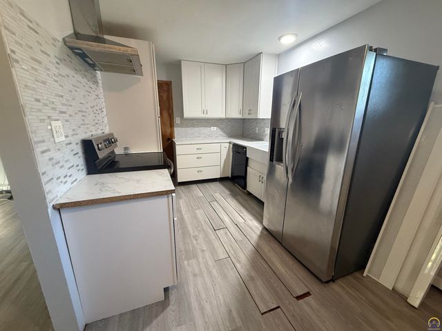 3100 SW 31st St, Topeka, KS 66614