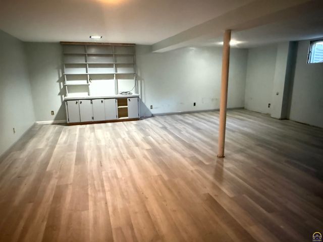 3100 SW 31st St, Topeka, KS 66614