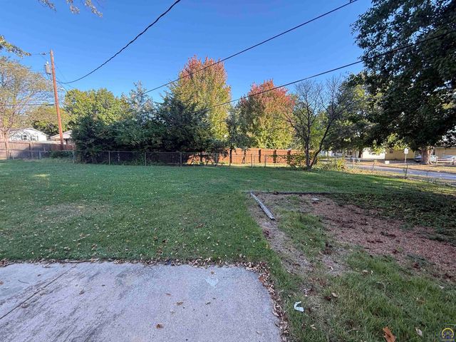 3100 SW 31st St, Topeka, KS 66614