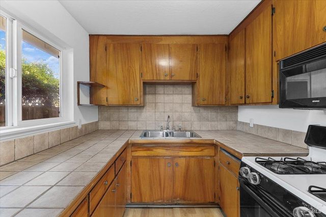 187 Pine Ave, Sonoma, CA 95476