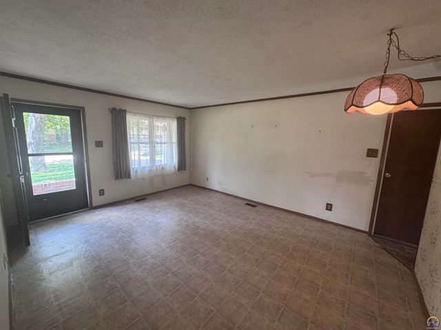 4320 SW Twilight DR, Topeka, KS 66614