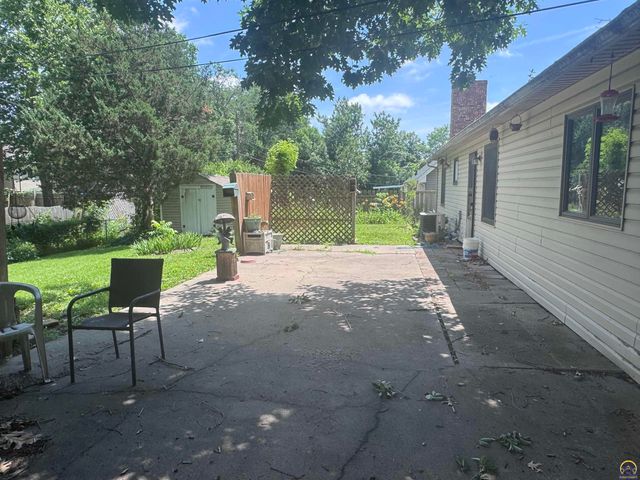 4320 SW Twilight DR, Topeka, KS 66614