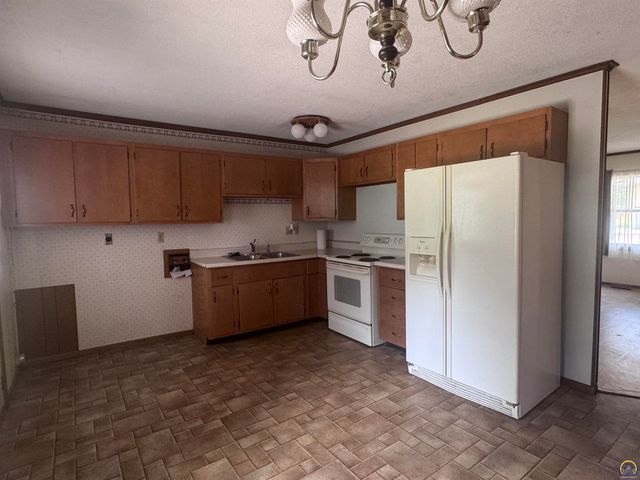 4320 SW Twilight DR, Topeka, KS 66614