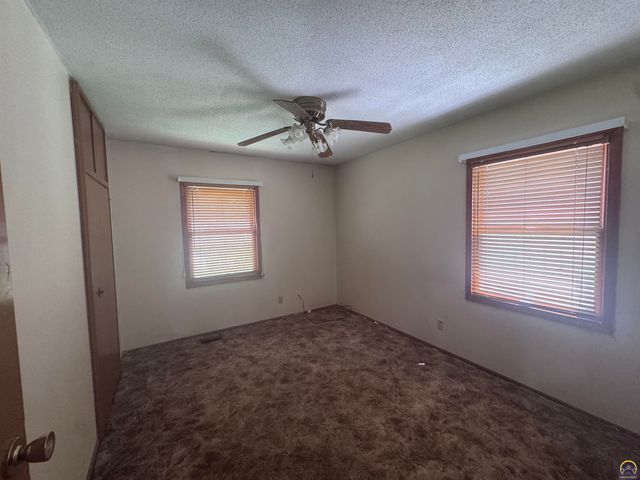 4320 SW Twilight DR, Topeka, KS 66614