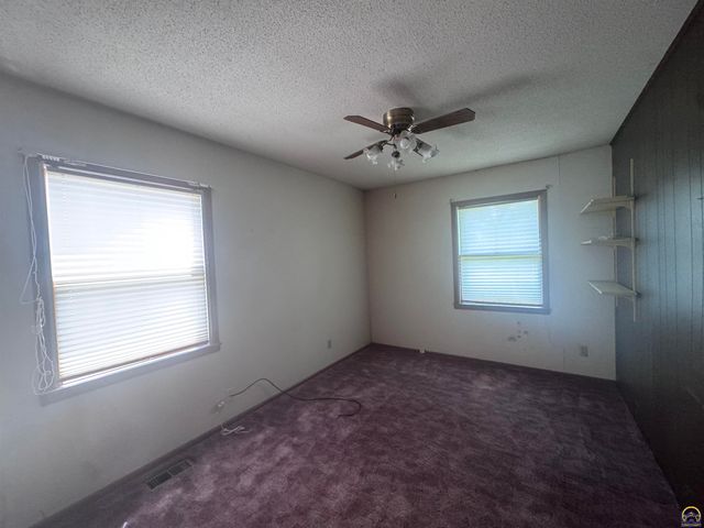 4320 SW Twilight DR, Topeka, KS 66614