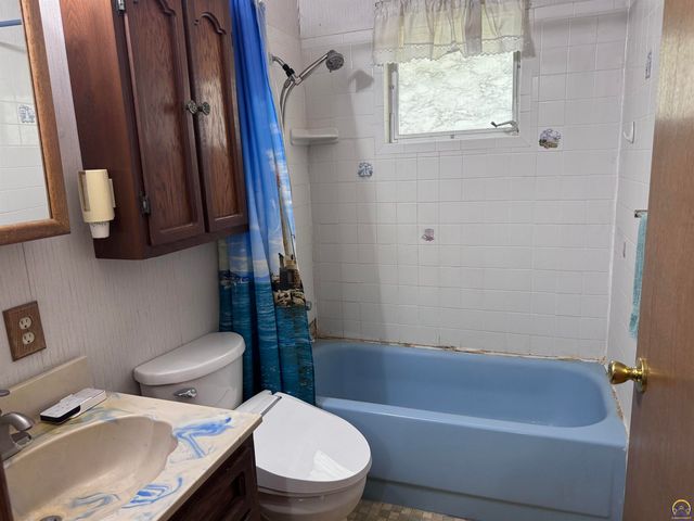 4320 SW Twilight DR, Topeka, KS 66614