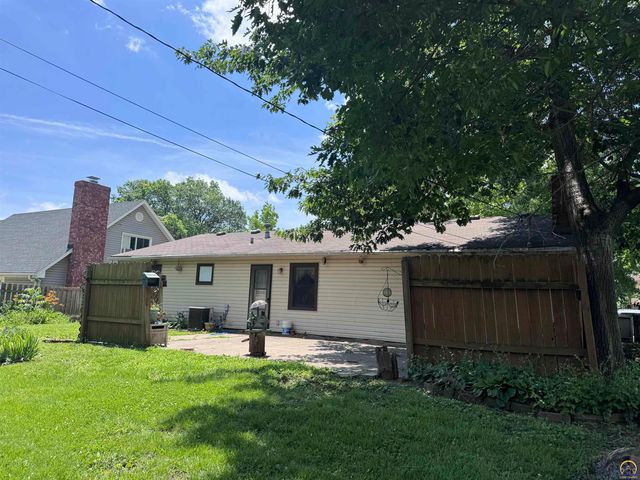 4320 SW Twilight DR, Topeka, KS 66614