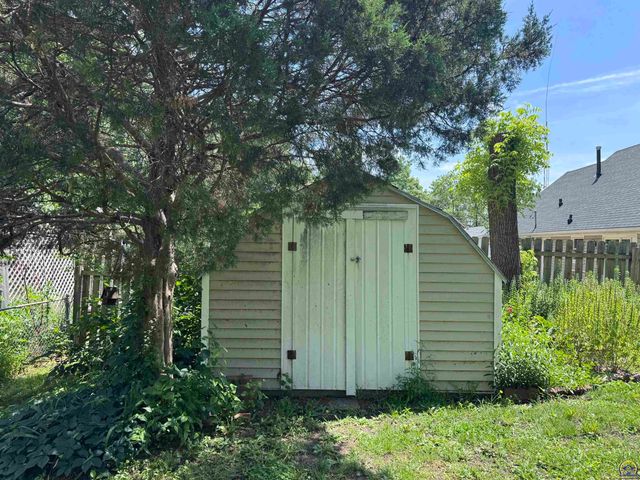 4320 SW Twilight DR, Topeka, KS 66614