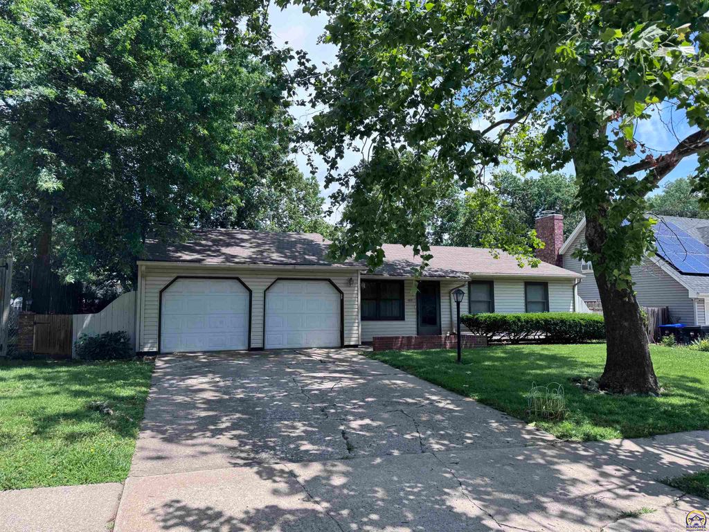 4320 SW Twilight DR, Topeka, KS 66614