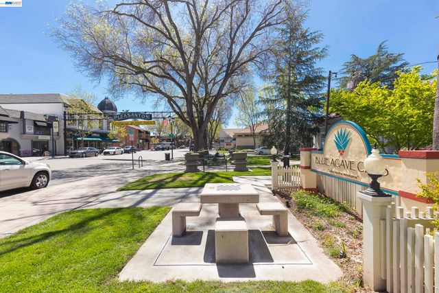 1038 Division St, Pleasanton, CA 94566