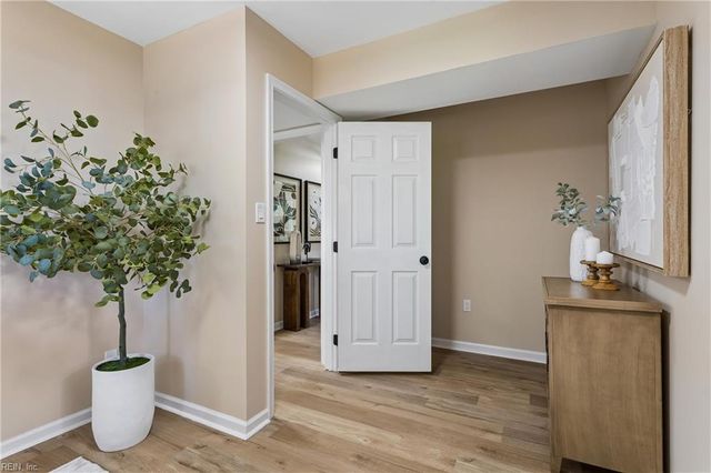99 W Rexford DR, Newport News, VA 23608