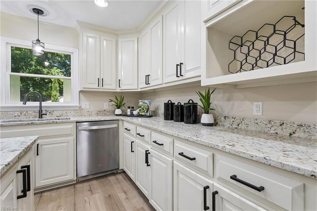 99 W Rexford DR, Newport News, VA 23608