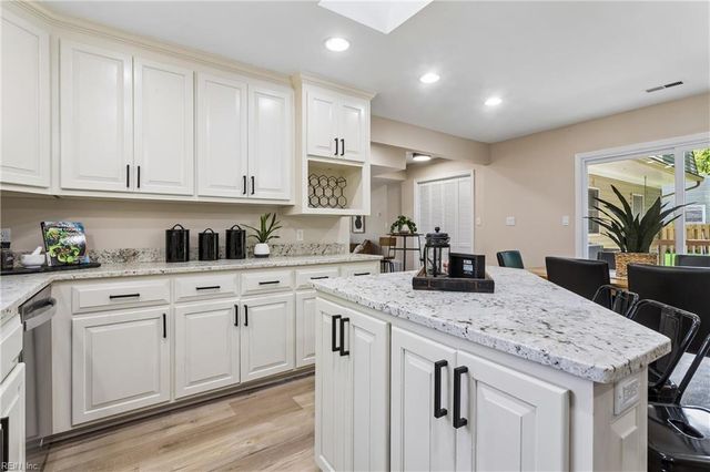 99 W Rexford DR, Newport News, VA 23608
