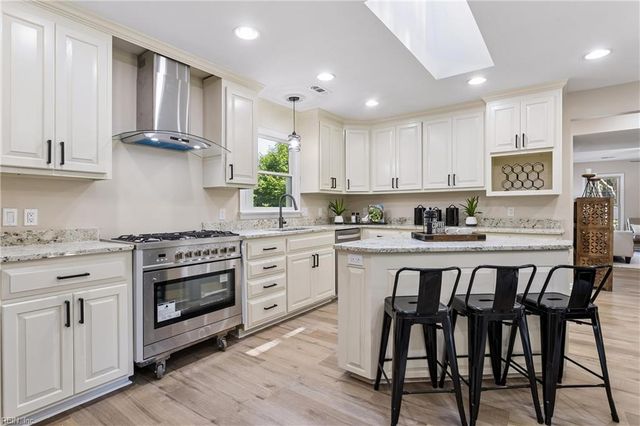 99 W Rexford DR, Newport News, VA 23608