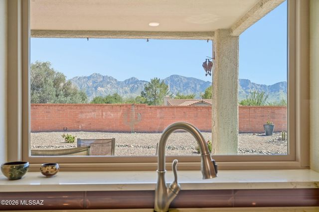 1560 E Chisholm Lane, Oro Valley, AZ 85755