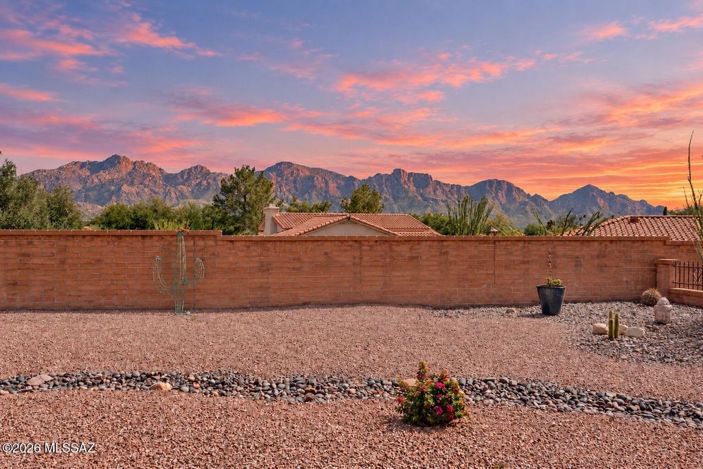 1560 E Chisholm Lane, Oro Valley, AZ 85755