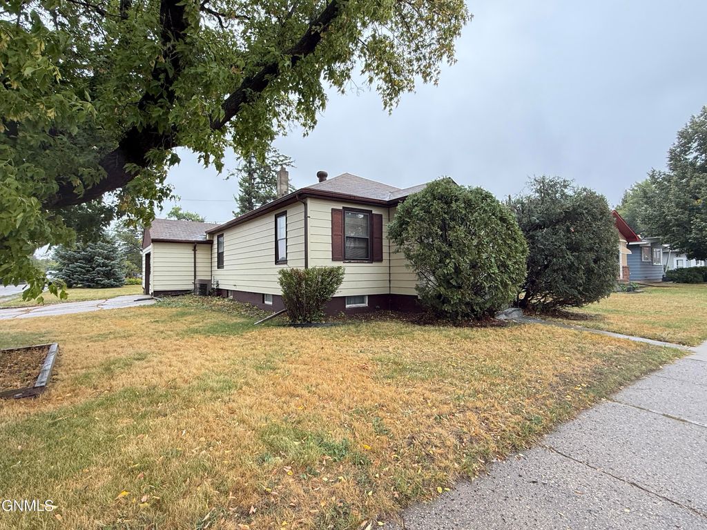 607 8th Avenue SW, Valley City, ND 58072 photo 2