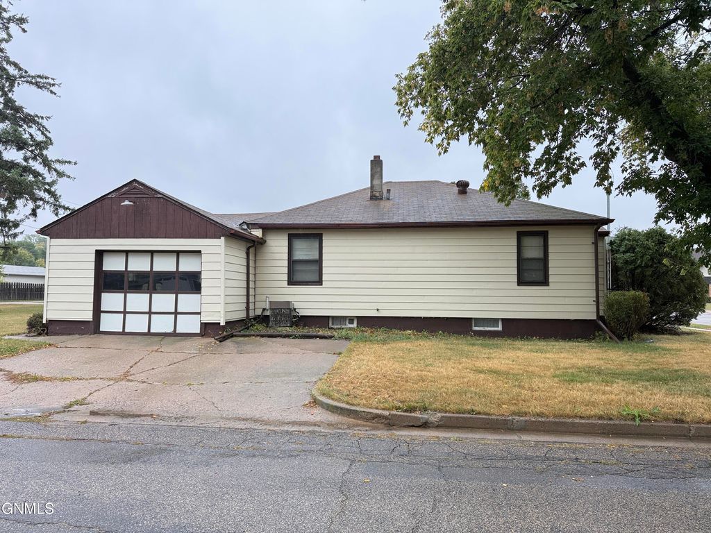 607 8th Avenue SW, Valley City, ND 58072 photo 3