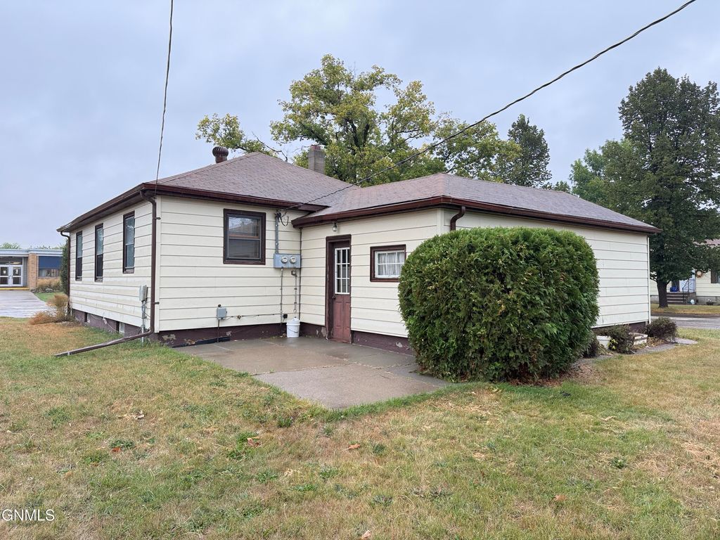 607 8th Avenue SW, Valley City, ND 58072 photo 5