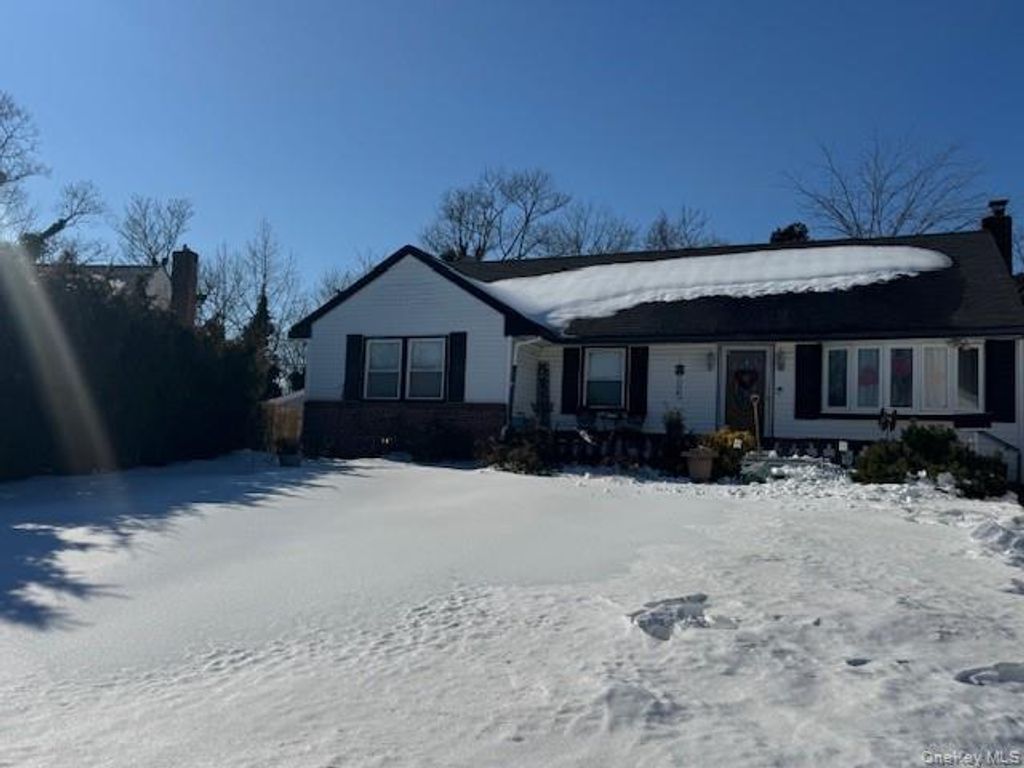 692 Woodside Drive, Wantagh, NY 11793