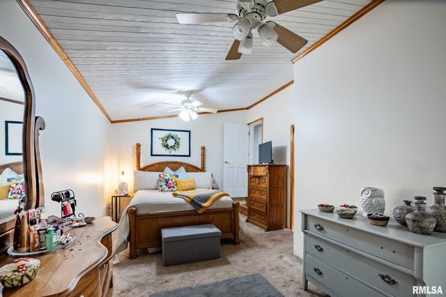 522 N DIVISION Street, Carterville, IL 62918