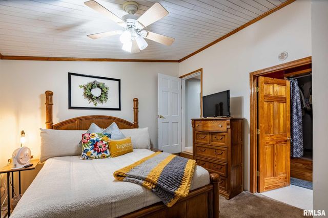 522 N DIVISION Street, Carterville, IL 62918