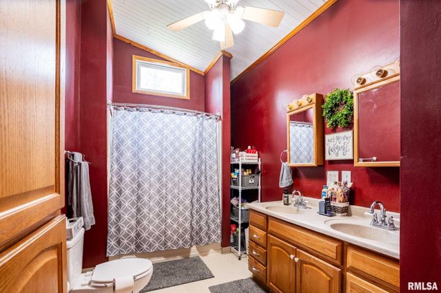 522 N DIVISION Street, Carterville, IL 62918