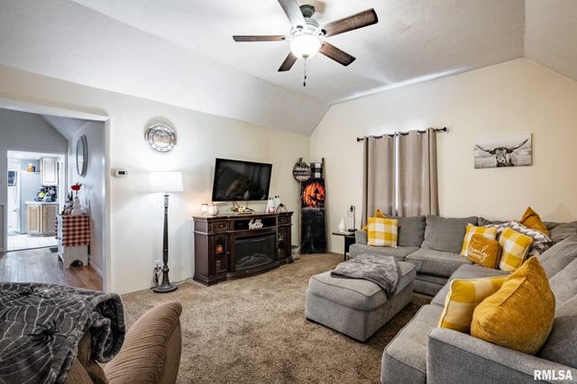 522 N DIVISION Street, Carterville, IL 62918