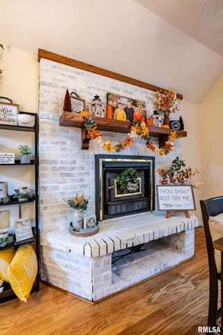 522 N DIVISION Street, Carterville, IL 62918