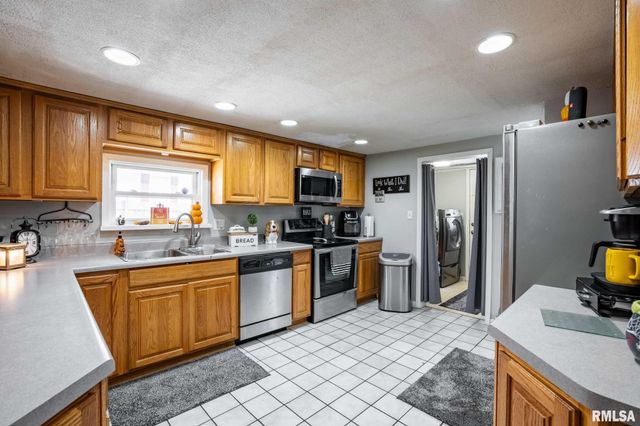 522 N DIVISION Street, Carterville, IL 62918