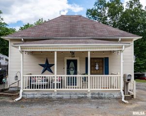 522 N DIVISION Street, Carterville, IL 62918