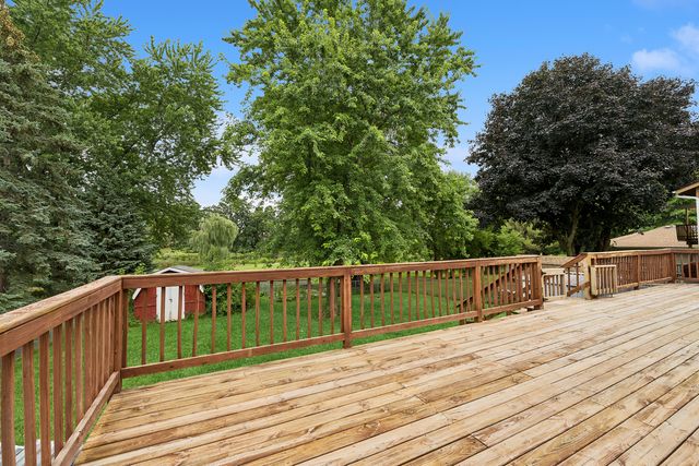 305 Hazelwood Drive, Lindenhurst, IL 60046