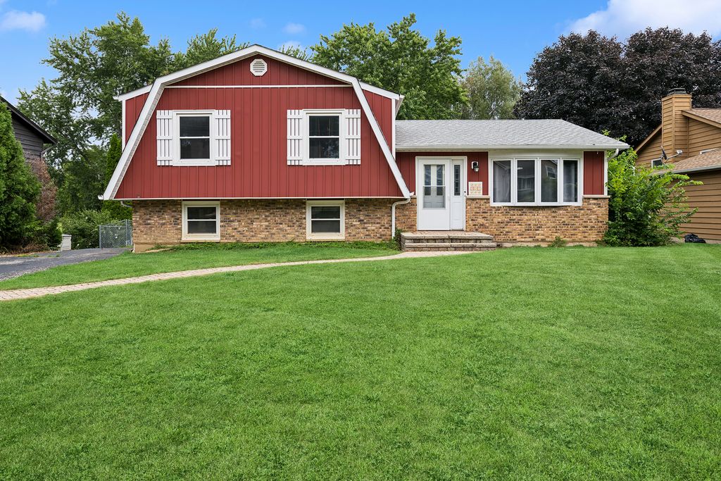 305 Hazelwood Drive, Lindenhurst, IL 60046