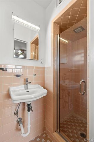 7400 Anrose Drive, University City, MO 63130