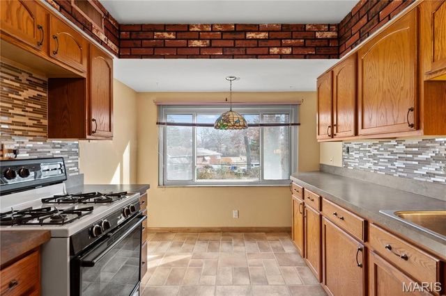 7400 Anrose Drive, University City, MO 63130