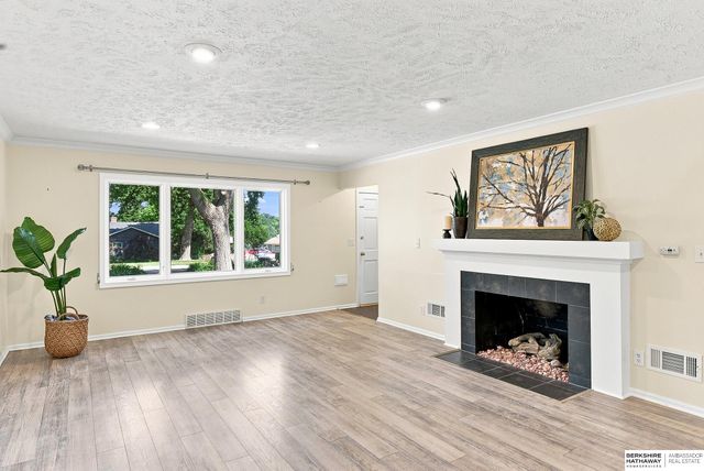 1320 S 90th Street, Omaha, NE 68124