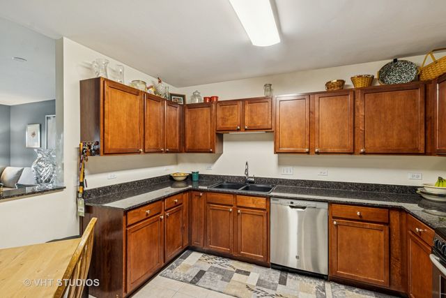 390 W Mahogany Court 606, Palatine, IL 60067