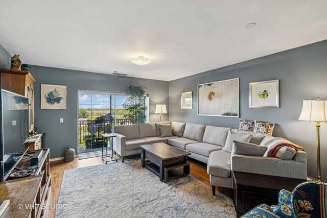 390 W Mahogany Court 606, Palatine, IL 60067