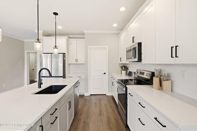 1302 Conservatory Ln, Louisville, KY 40223